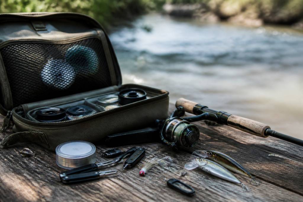 Créer un kit de pêche de survie : matériel indispensable pour se nourrir en milieu naturel